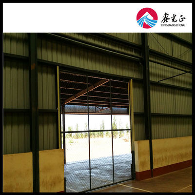 Gudang Baja Prefab Kapasitas Besar Dengan Panel Sandwich Panel Dinding Dan Jendela Aluminium