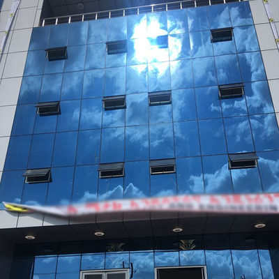 Gedung Bengkel Baja 50 Tahun dengan Parapet 2,3m dan Beban Angin 150KM/jam